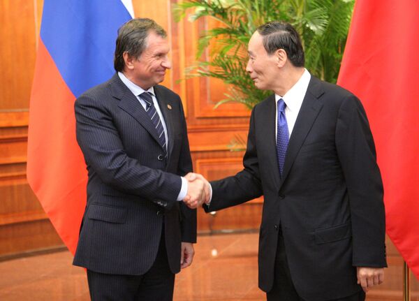 El presidente de la petrolera rusa Rosneft, Ígor Sechin, y el viceprimer ministro chino Wang Qishan. (Archive) - Sputnik Mundo