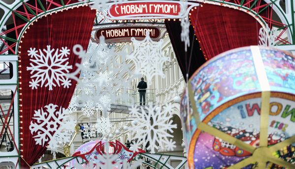 Decoración navideña del centro comercial GUM de Moscú - Sputnik Mundo