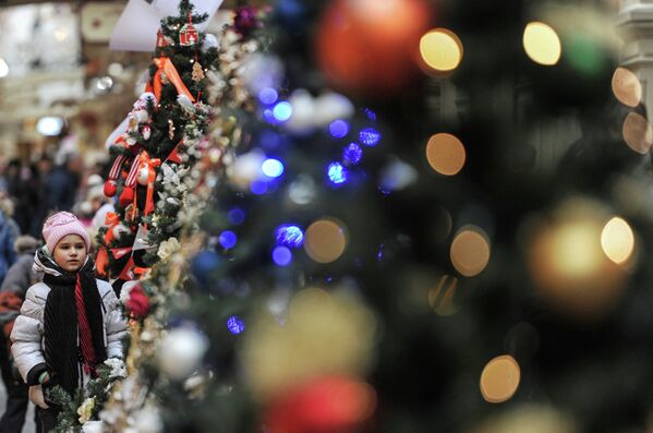 Decoración navideña del centro comercial GUM de Moscú - Sputnik Mundo