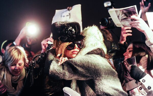 Lady Gaga con sus “pequeños monstruos” en Moscú - Sputnik Mundo