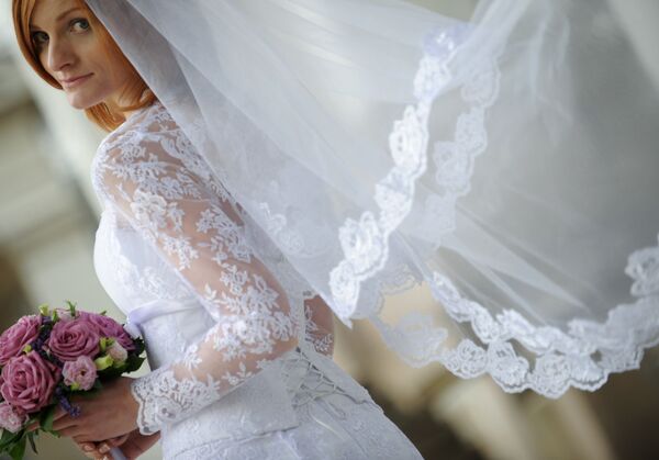 Moscovitas se apresuran a casarse en la última fecha “bonita” del siglo XXI - Sputnik Mundo