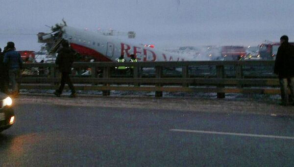 Ya son cuatro las víctimas  tras el accidente en el aeropuerto Vnúkovo de Moscú - Sputnik Mundo