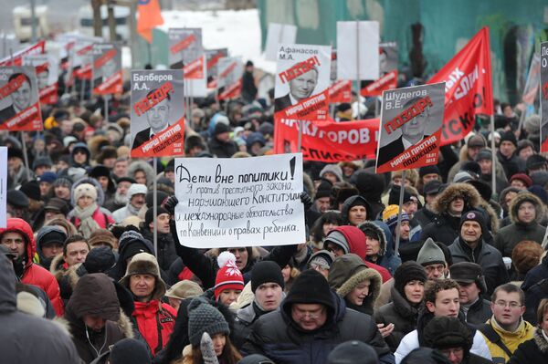 La marcha contra la “ley Dima Yákovlev” reúne a miles de participantes - Sputnik Mundo
