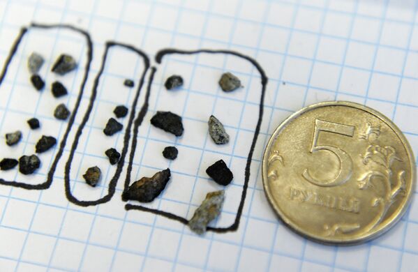 Fragmentos del meteorito hallados en Cheliábinsk - Sputnik Mundo