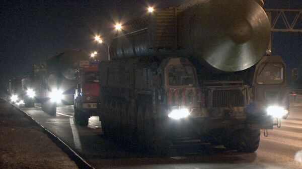 Lanzaderas de misiles Topol-M pasan de noche cerca de Moscú - Sputnik Mundo