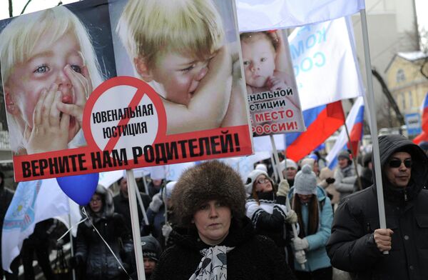 El 64% de los rusos se pronuncian por prohibir la adopción de niños por extranjeros - Sputnik Mundo