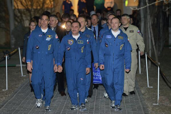 Tripulantes de la nave Soyuz TMA-08M que llegó a la ISS según “el modo rápido” - Sputnik Mundo