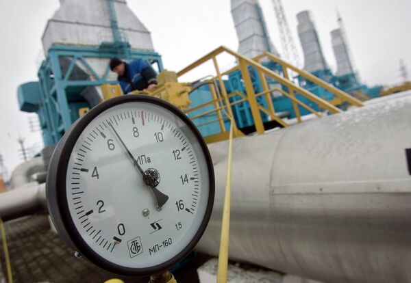 Moscú amenaza a Kiev con sanciones por revisar contratos de gas - Sputnik Mundo