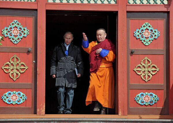 Vladímir Putin con los jerarcas del budismo en la república de Buriatia, Siberia - Sputnik Mundo