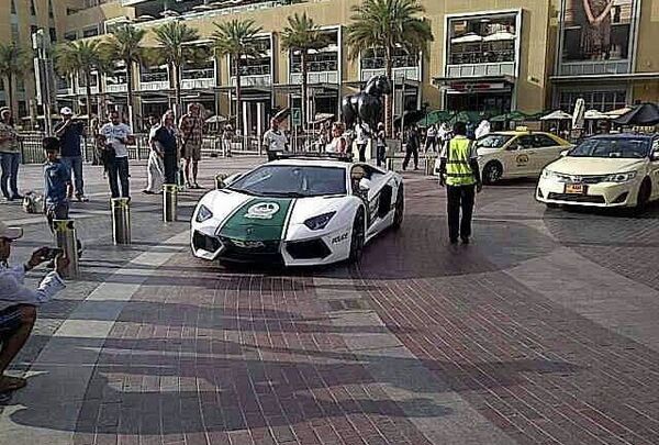 La Policía de Dubái patrullará las calles en Lamborghini - Sputnik Mundo