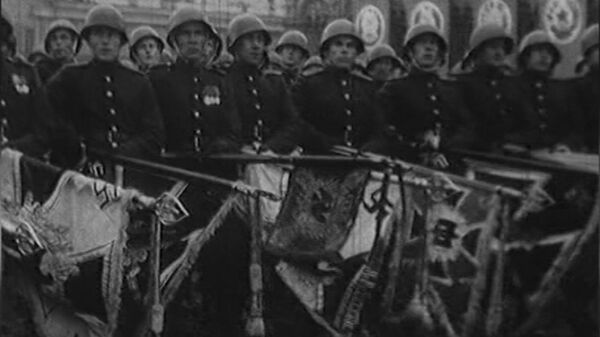 Histórico Desfile de la Victoria en la Plaza Roja. Imágenes de archivo de 1945 - Sputnik Mundo