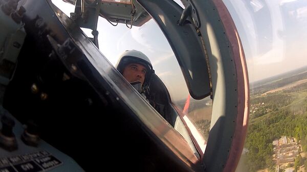 Pilotos de la escuadrilla acrobática “Strizhi” ensayan con su nuevo comandante - Sputnik Mundo