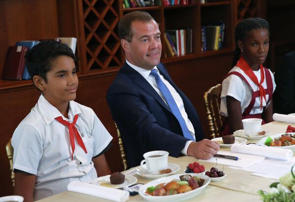 Medvédev recibe en Moscú a escolares cubanos - Sputnik Mundo