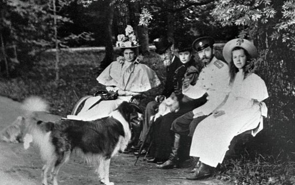 El emperador ruso Nicolás II con su esposa Aleksandra y su hija Olga - Sputnik Mundo