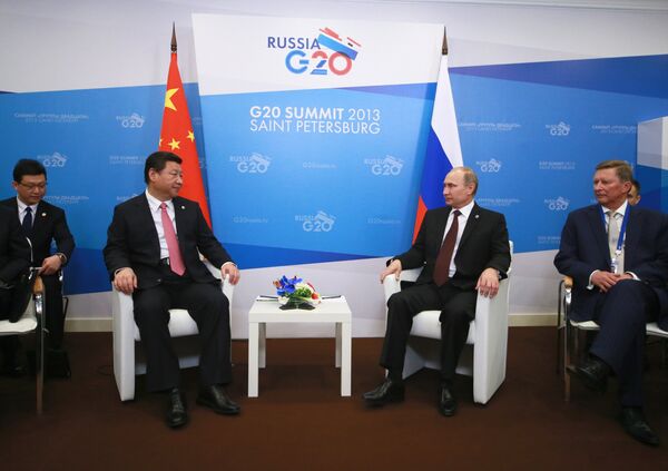 Putin se reúne con Xi Jinping y elogia el progreso de las relaciones con China - Sputnik Mundo