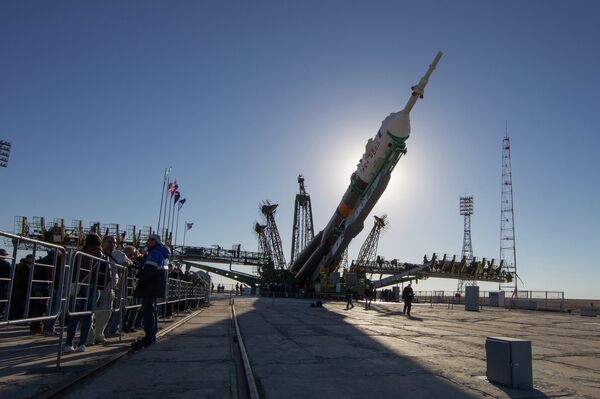 Cohete Soyuz FG y nave TMA-10M en rampa de lanzamiento para misión a la ISS - Sputnik Mundo