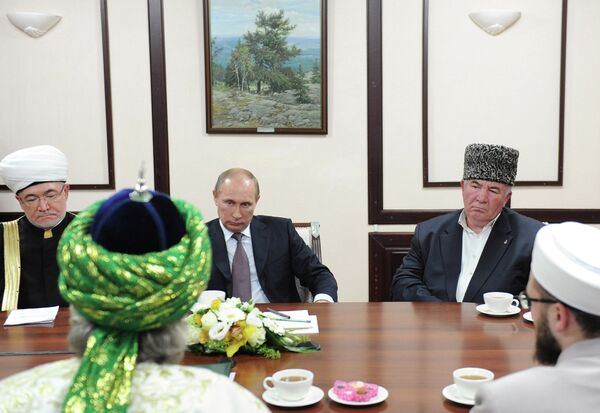 Putin insta a los líderes musulmanes rusos a oponerse a la politización del Islam - Sputnik Mundo