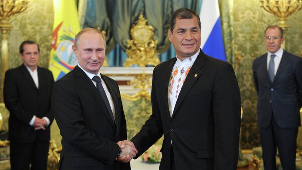 Presidente de Rusia, Vladímir Putin (izda.) y presidente de Ecuador, Rafael Correa (archivo) - Sputnik Mundo