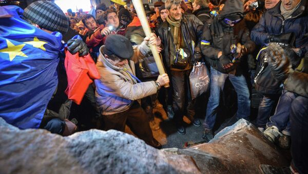 Grupo de radicales derriba el monumento a Lenin en el centro de Kiev - Sputnik Mundo