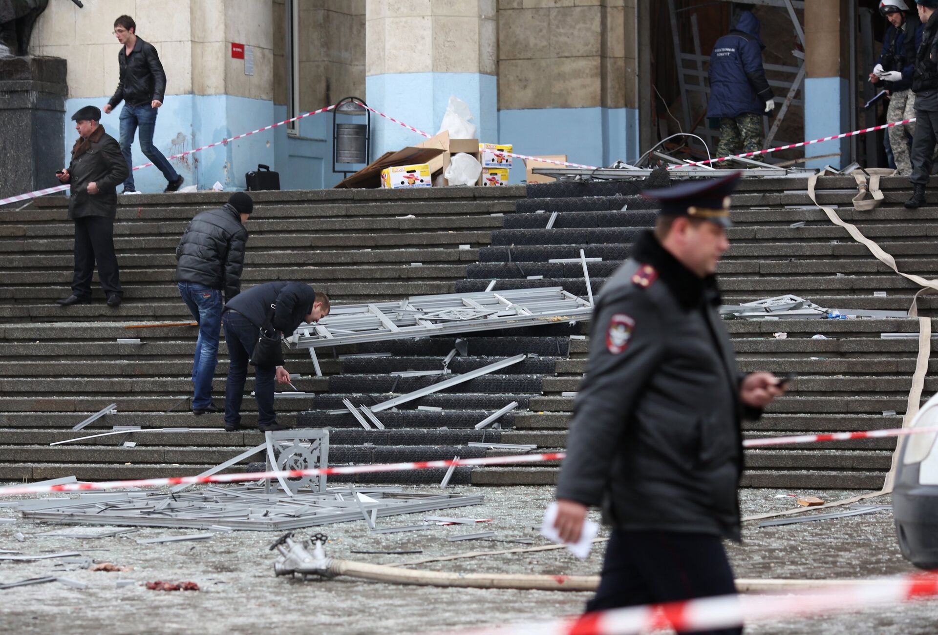 Теракт в декабре 2023. Взрыв в Волгограде на вокзале 29.12.2013. Теракт в Волгограде вокзал. Теракт в Волгограде 2013 вокзал. Теракт на ЖД вокзале в Волгограде.