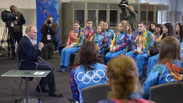 El presidente de Rusia Vladímir Putin hoy al reunirse con voluntarios de Sochi 2014 - Sputnik Mundo