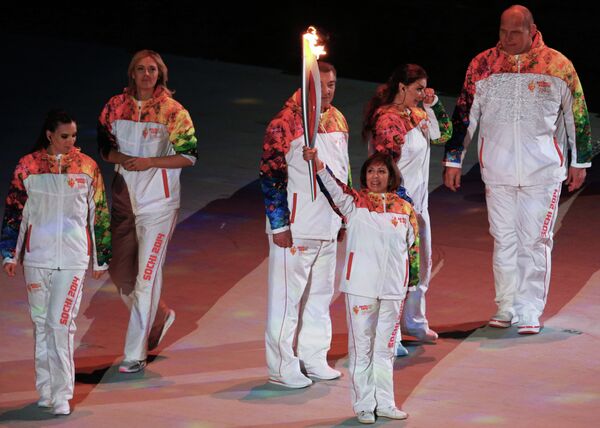 Dos tricampeones olímpicos prenden la llama de Sochi 2014 - Sputnik Mundo