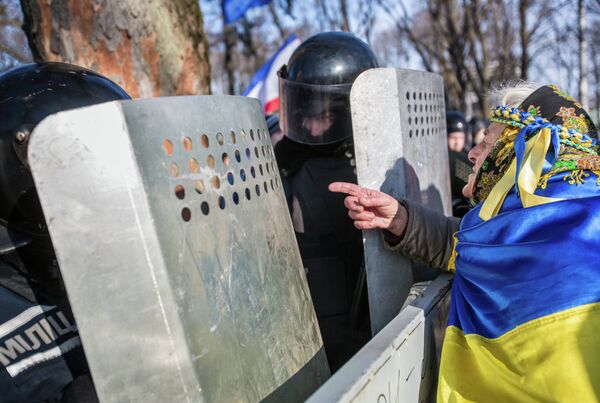 La UE promete a Ucrania ayuda en negociaciones con el FMI a cambio de reformas - Sputnik Mundo