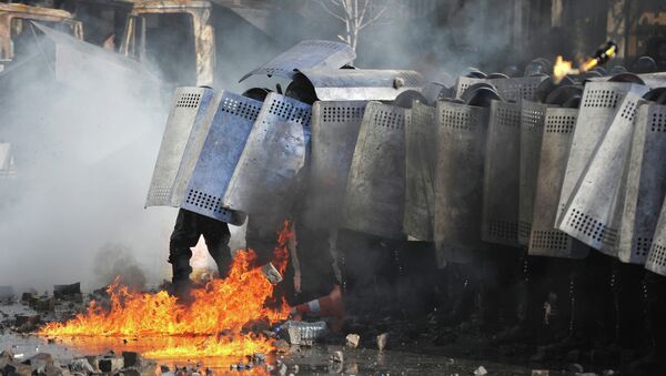 Ataques con cócteles Molotov contra la policía antidisturbios ucraniana Berkut durante los enfrentamientos en el Maidán (archivo, febrero 2014) - Sputnik Mundo