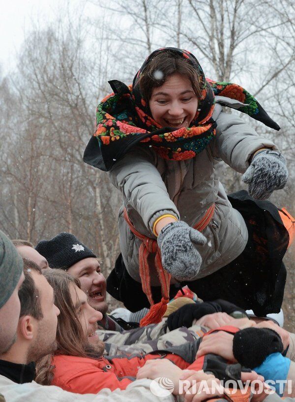 La Máslenitsa a rienda suelta: blinis, toma de una ciudadela de nieve y batallas de almohadas - Sputnik Mundo