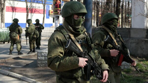 Militares rusos en Simferópol, Crimea - Sputnik Mundo