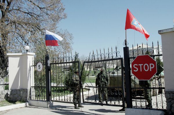 Izan la bandera de Rusia en las 193 unidades militares de Crimea - Sputnik Mundo