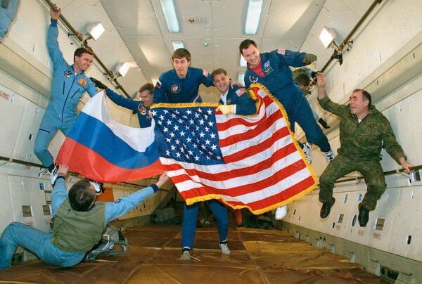 Cosmonautas rusos seguirán colaborando con colegas de EEUU, Japón y Europa - Sputnik Mundo