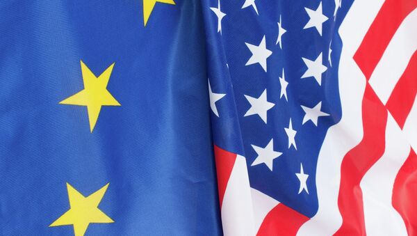Banderas de la UE y de EEUU - Sputnik Mundo