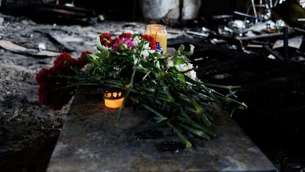 Flores en memoria de los quemados en la Casa de los Sindicatos de Odesa - Sputnik Mundo