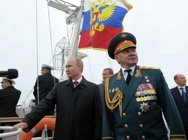 El presidente de Rusia Vladímir Putin y el ministro de Defensa ruso Serguéi Shoigú en Sebastopol - Sputnik Mundo