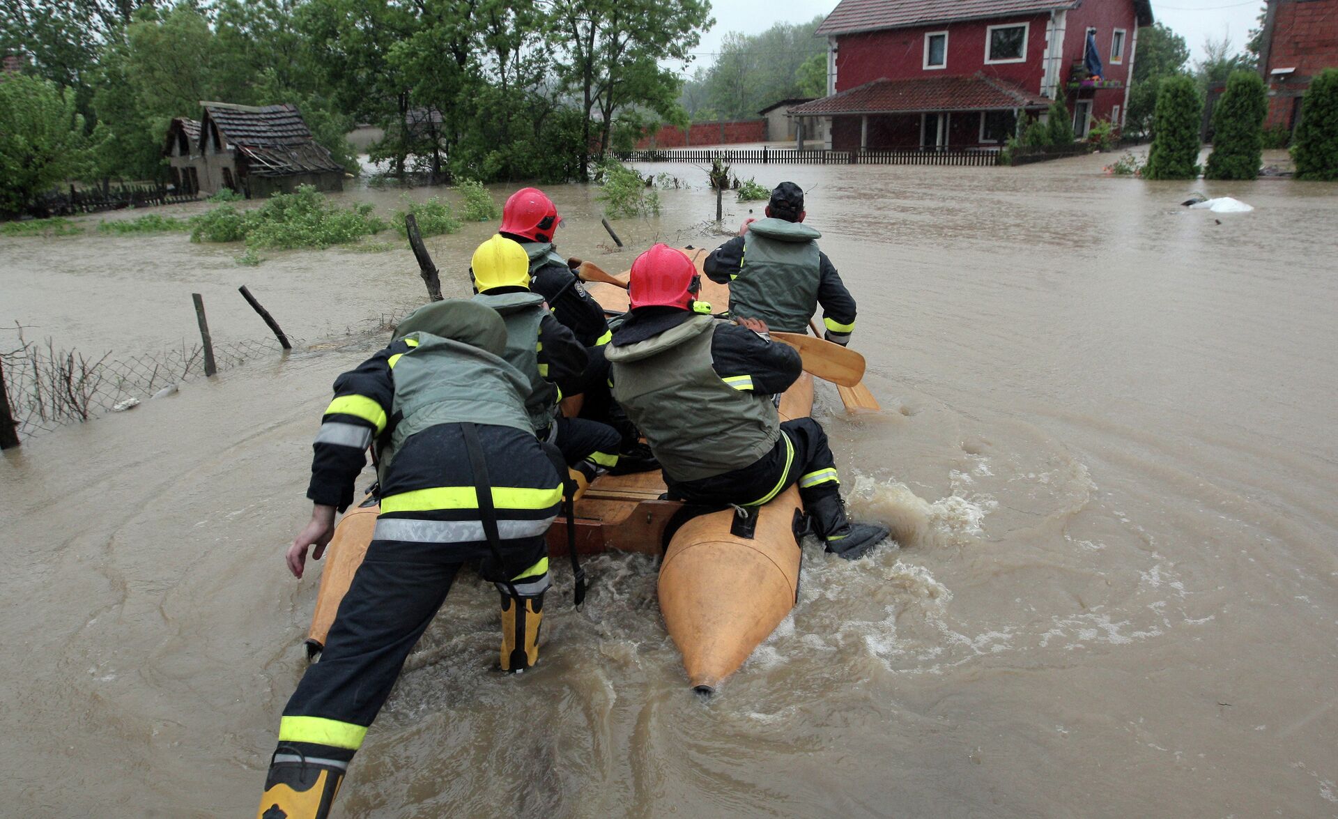 Сколько погибших при наводнении. Эвакуация населения при наводнении. Наводнение в Сербии 2014. МЧС России спасает при наводнении. Наводнение в Сербии.