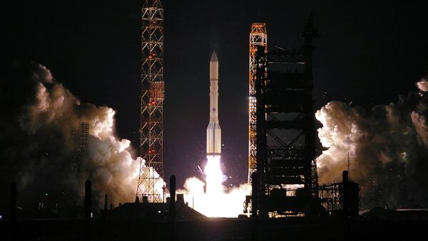Lanzamiento de un cohete portador ruso Protón-M (archivo) - Sputnik Mundo