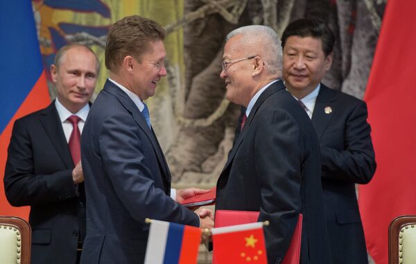 La rusa Gazprom cierra con China el mayor contrato en su historia - Sputnik Mundo