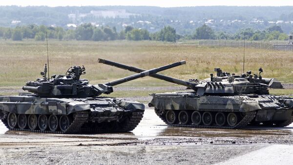 Танк Т-90 на территории полигона в Раменском - Sputnik Mundo