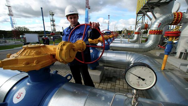 Un empeado de Gazprom maneja una válvula en un almacén subterráneo de gas (Archivo) - Sputnik Mundo