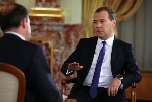 Medvédev estima que las sanciones podrían fomentar la economía rusa - Sputnik Mundo
