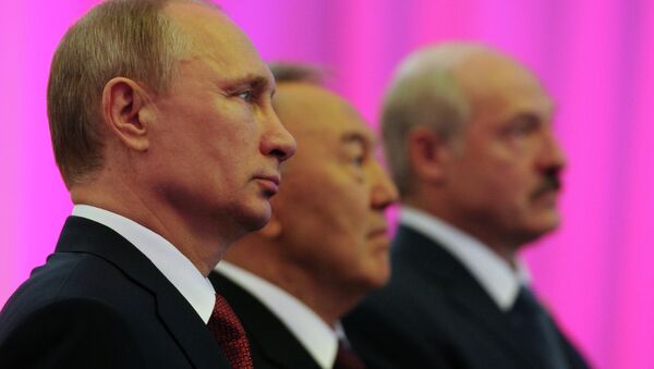Президент России Владимир Путин, президент Казахстана Нурсултан Назарбаев и президент Белоруссии Александр Лукашенко - Sputnik Mundo