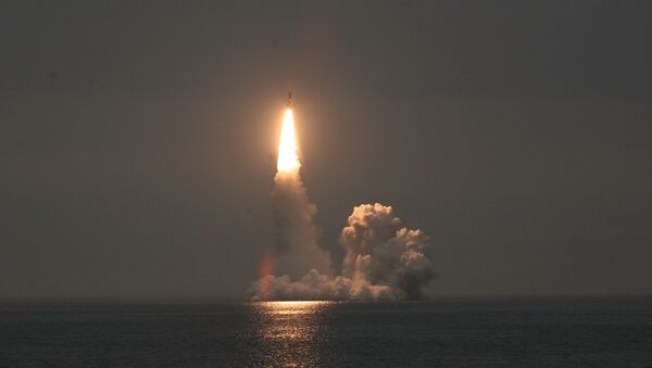 Lanzamiento desde un submarino del misil balístico Bulavá (Archivo) - Sputnik Mundo