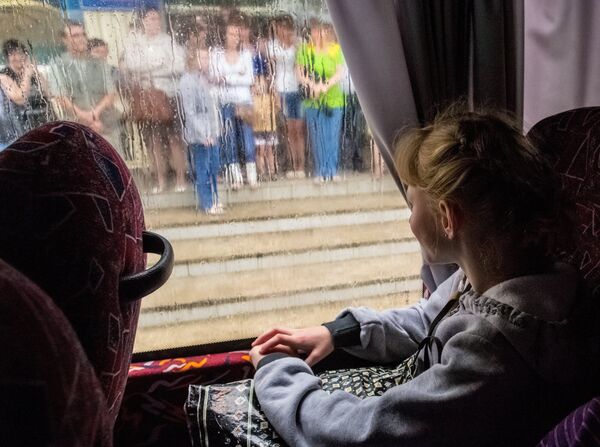 Más de 800 niños evacuados del este de Ucrania reciben alojamiento en Crimea - Sputnik Mundo