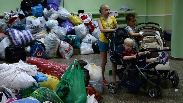 Rusia entrega 800 toneladas de ayuda humanitaria a refugiados ucranianos - Sputnik Mundo