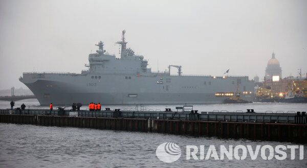 Portahelicópteros francés “Mistral” en San Petersburgo Portahelicópteros francés “Mistral” en San Petersburgo - Sputnik Mundo