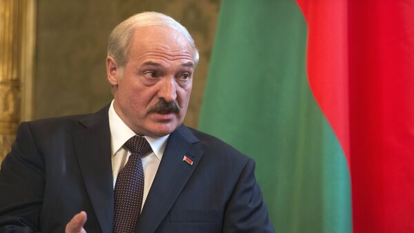 Lukashenko insiste en fabricar nuevos tipos de armamento en Bielorrusia - Sputnik Mundo