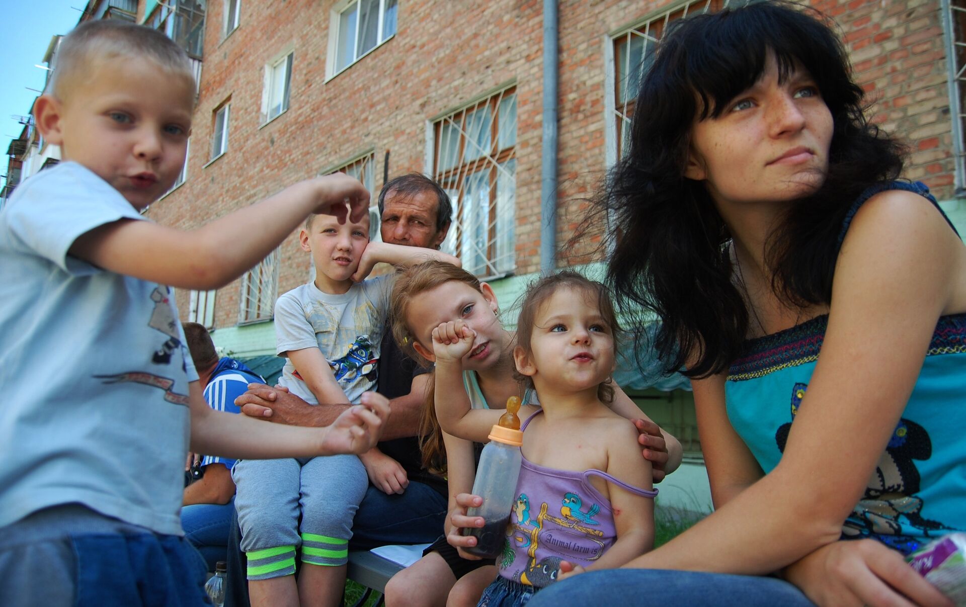 Жилье вынужденным переселенцам. Украинские беденци с детьмм. Украинские дети беженцы. Беженцы и вынужденные переселенцы. Дети из семей беженцев и вынужденных переселенцев.
