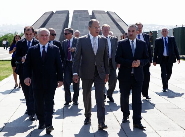 Lavrov rinde homenaje a víctimas del genocidio armenio en Ereván - Sputnik Mundo
