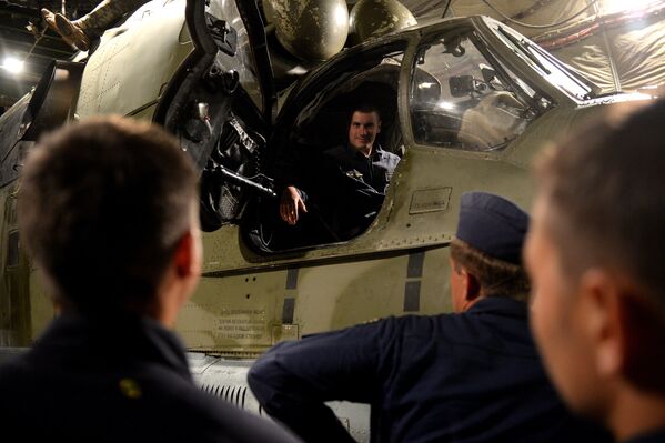 Un avión Ruslán traslada helicópteros a la zona de maniobras en centro de Rusia - Sputnik Mundo